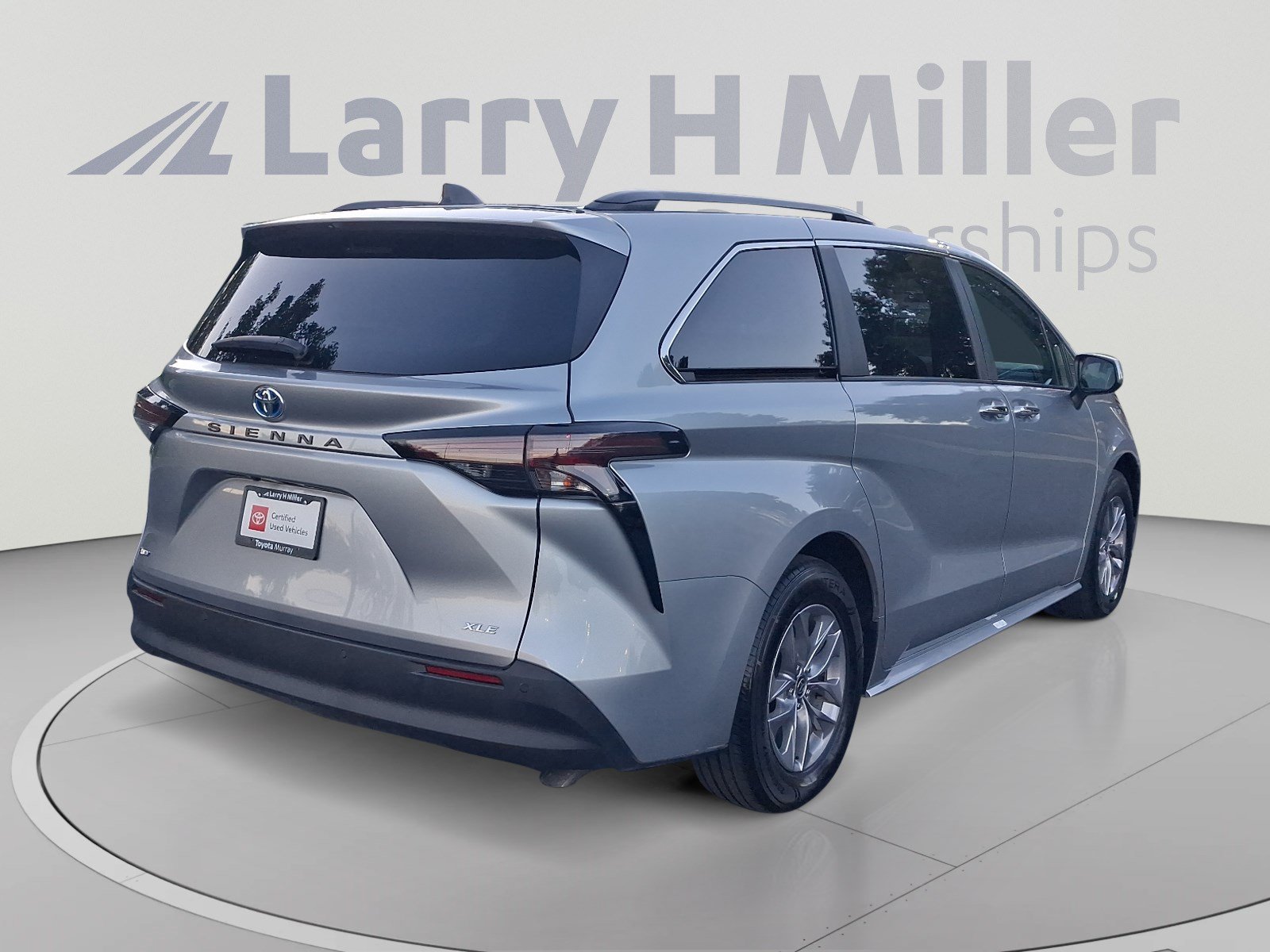 Used 2025 Toyota Sienna XLE FWD image 5