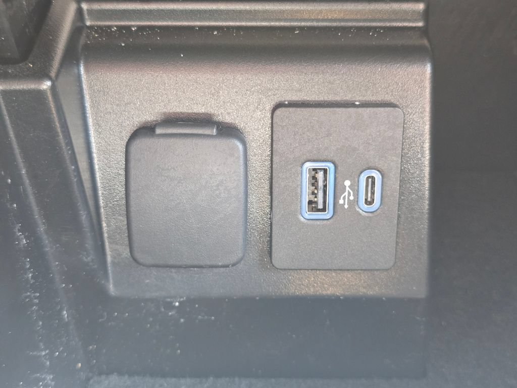 Used 2023 Ford Explorer XLT AWD/4WD image 5