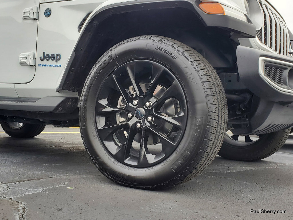 Used 2025 Jeep Wrangler Sahara image 8