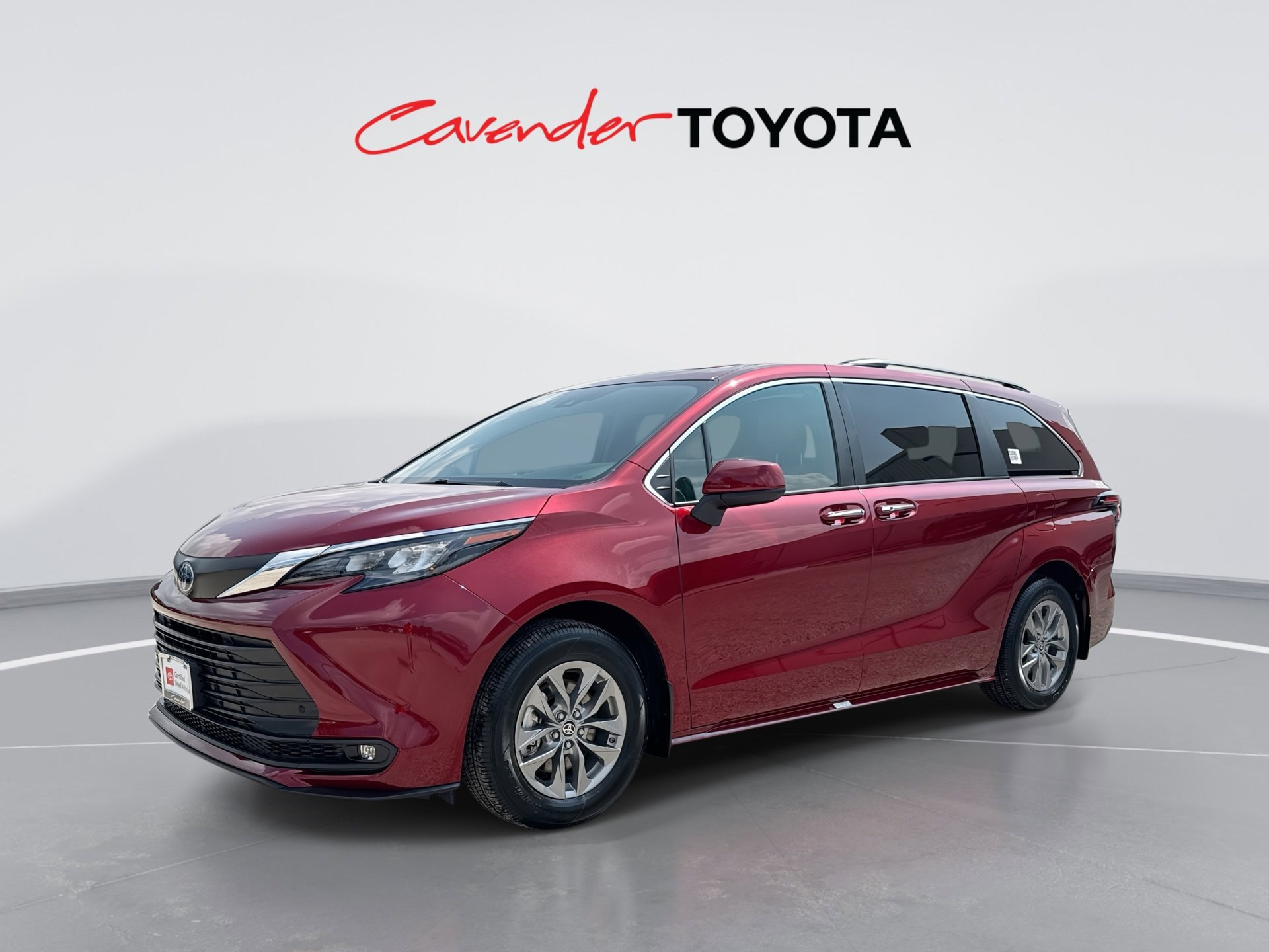 Used 2025 Toyota Sienna XLE FWD image 1