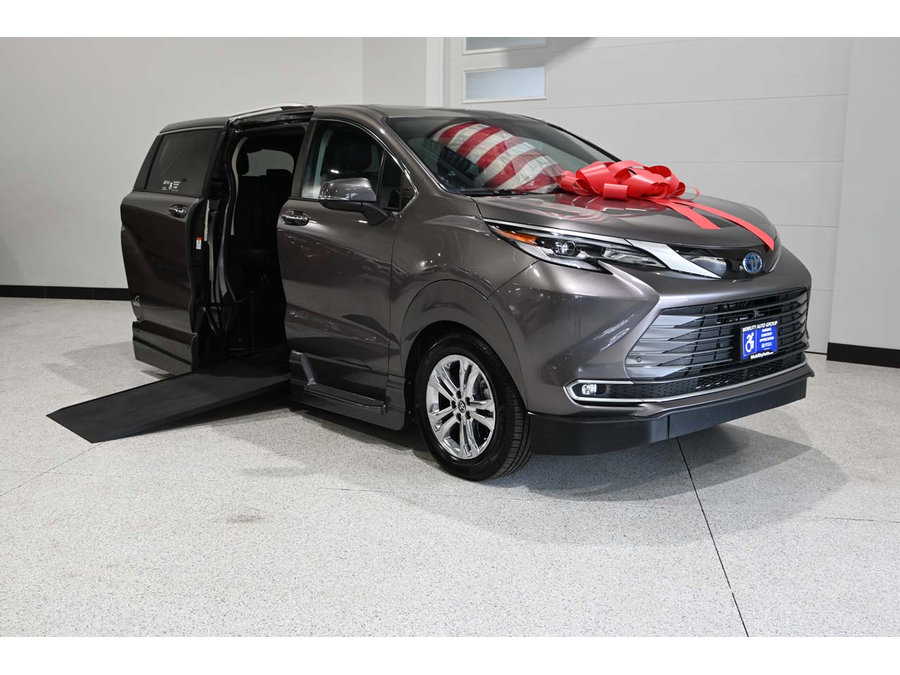 Used 2022 Toyota Sienna Platinum AWD/4WD image 2