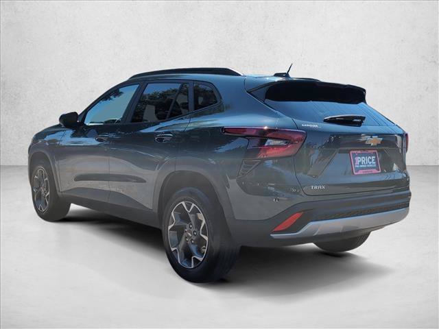 Used 2025 Chevrolet Trax LT FWD image 8