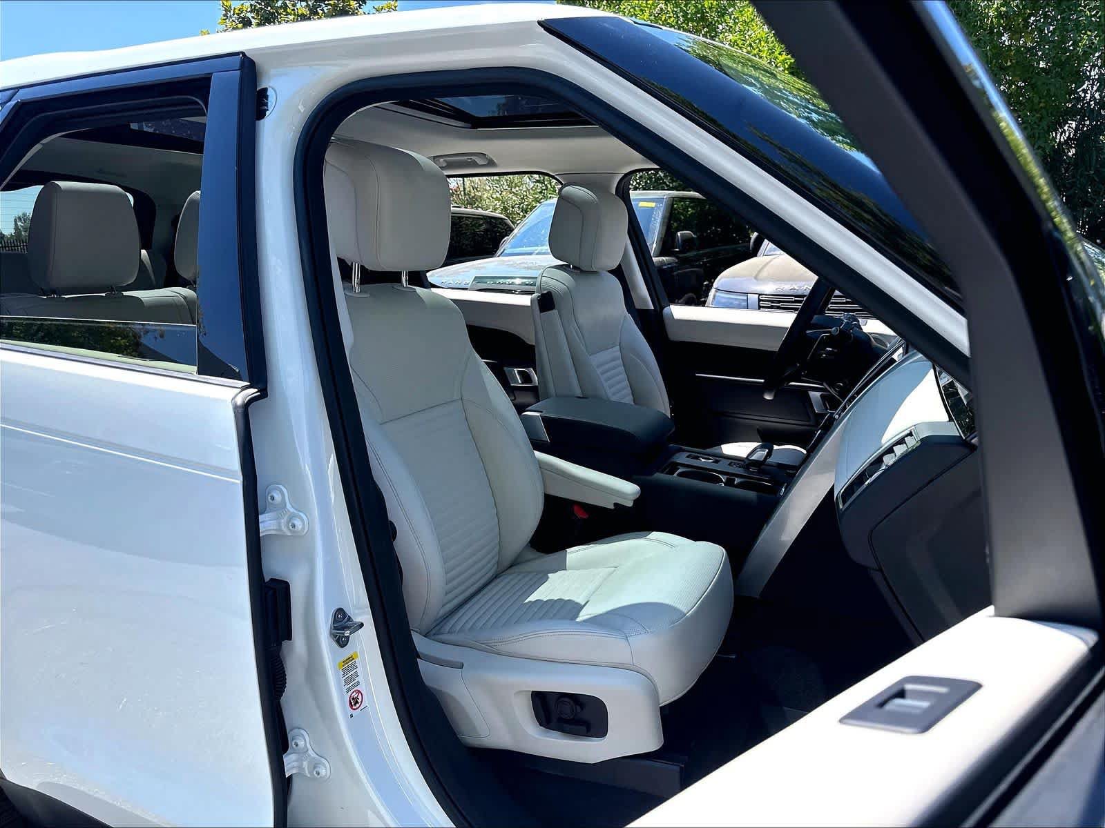 Used 2025 Land Rover Discovery S AWD/4WD image 7