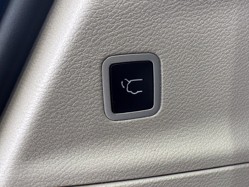 Used 2024 Chrysler Pacifica Touring-L FWD image 17