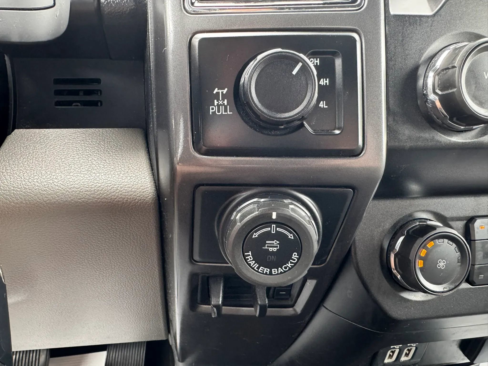 Used 2020 Ford F150 XLT w/ Trailer Tow Package image 9