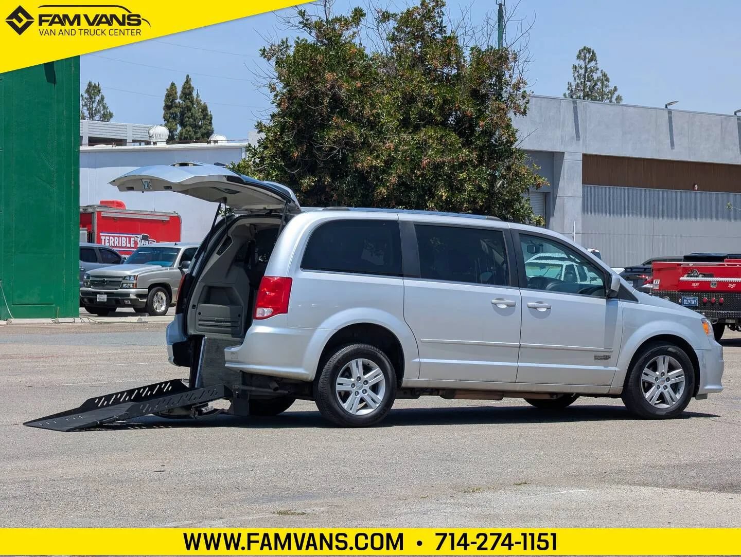 Used 2011 Dodge Grand Caravan Crew w/ Driver Convenience Group FWD image 2