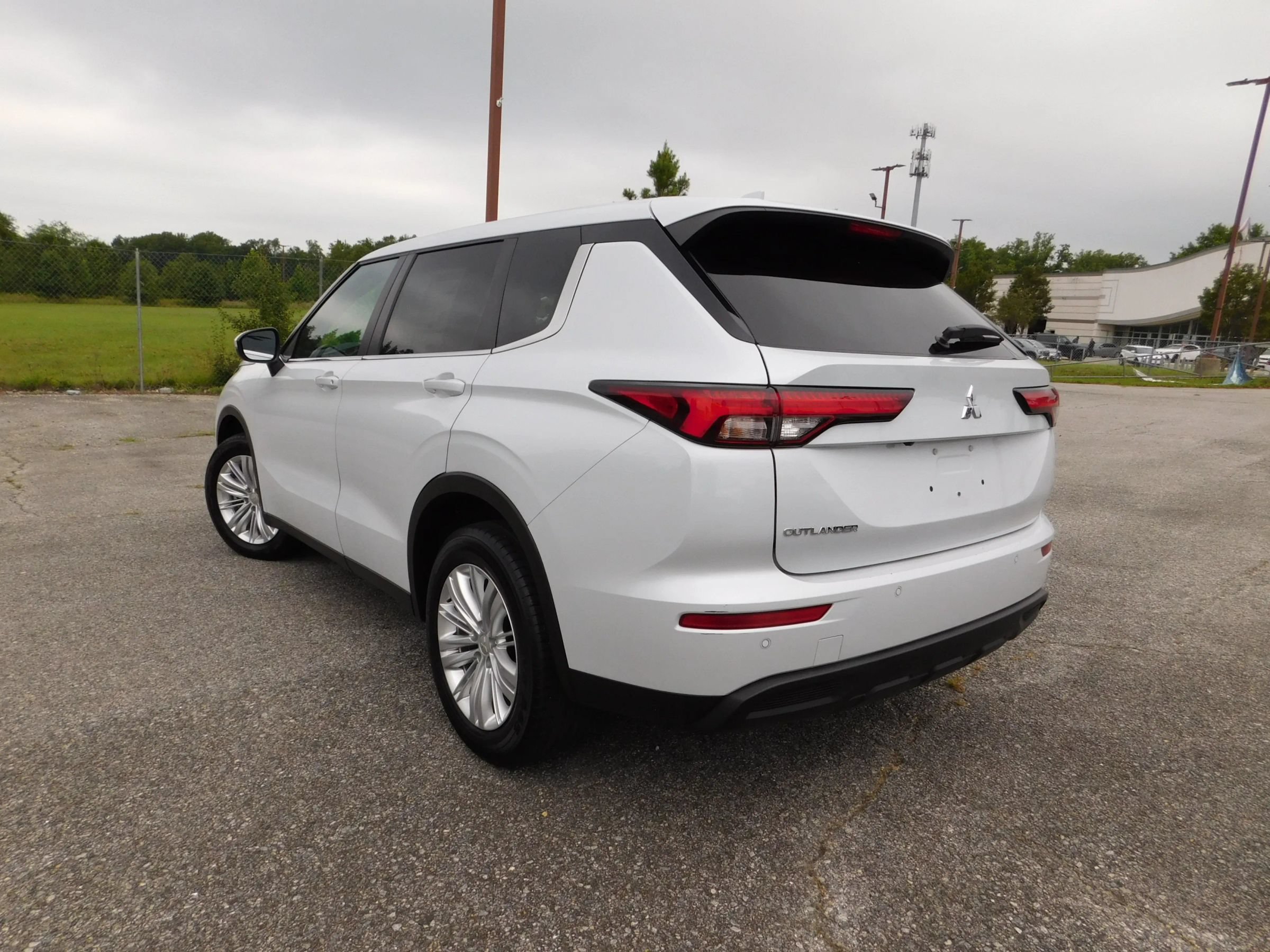 Used 2024 Mitsubishi Outlander ES AWD/4WD image 6