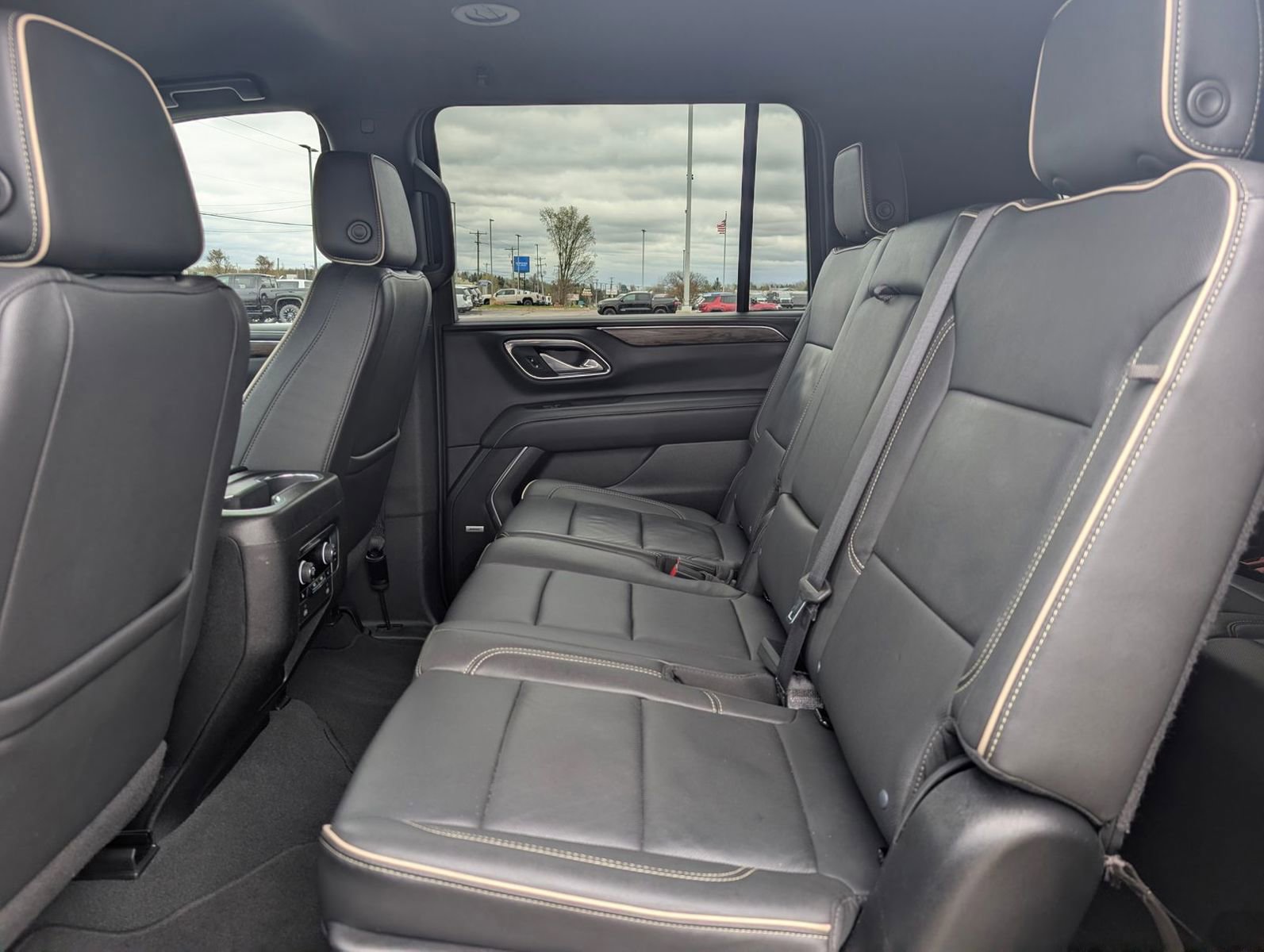Used 2024 Chevrolet Suburban Premier AWD/4WD image 29