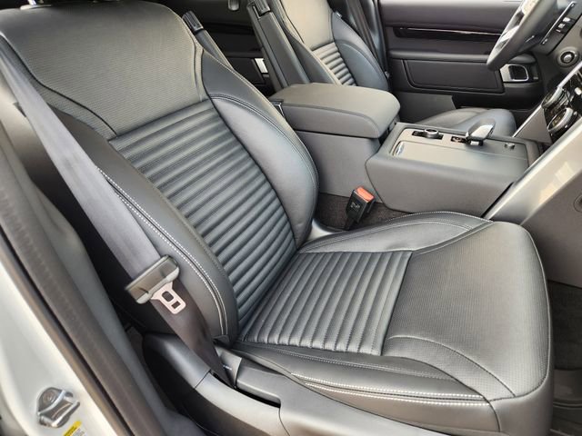 Used 2025 Land Rover Discovery S image 10