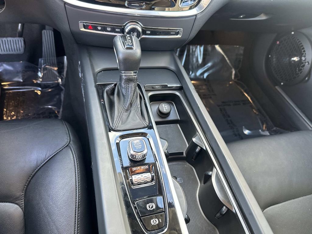 Used 2020 Volvo S60 T6 Momentum image 13