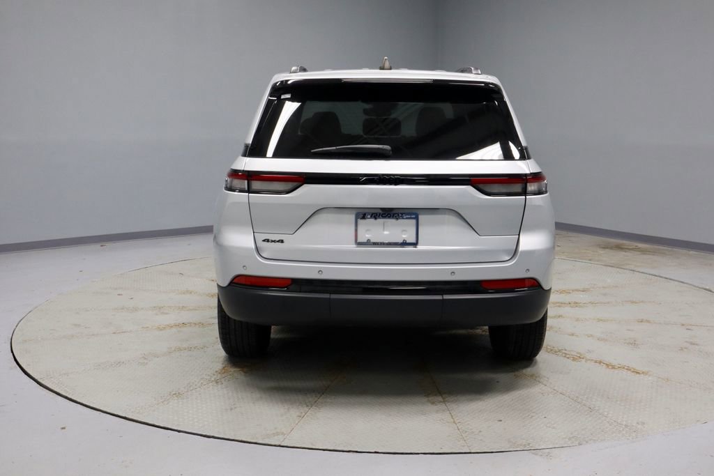 Used 2024 Jeep Grand Cherokee Altitude image 11