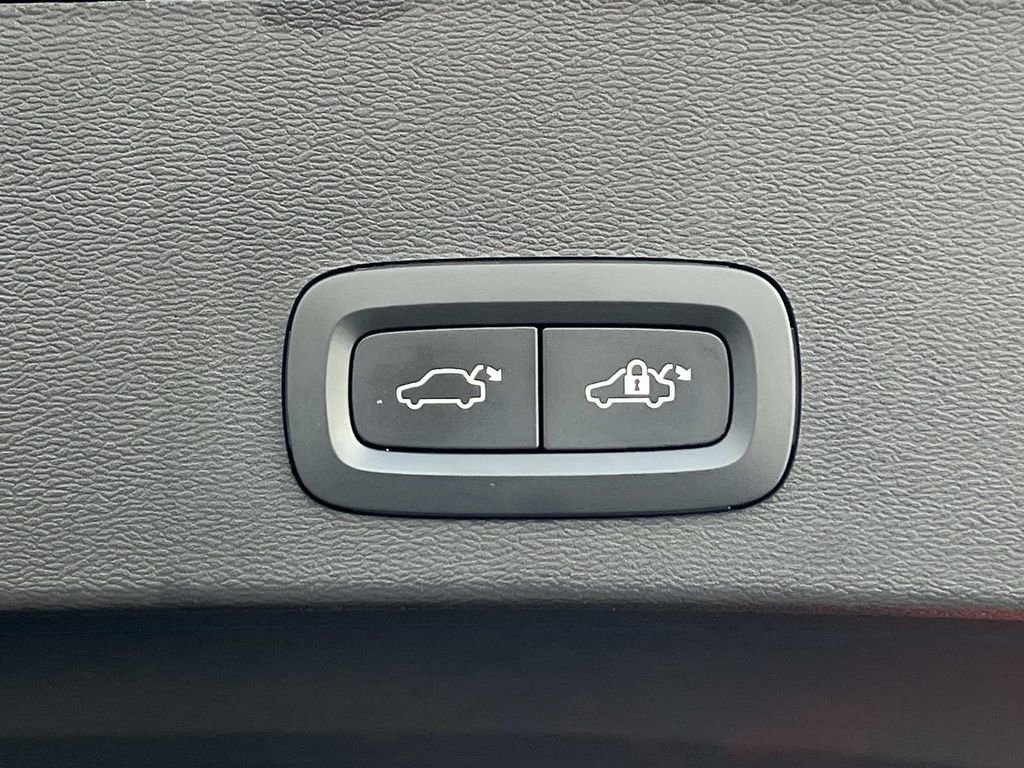 Used 2023 Volvo XC40 B5 Ultimate w/ Climate Package image 13