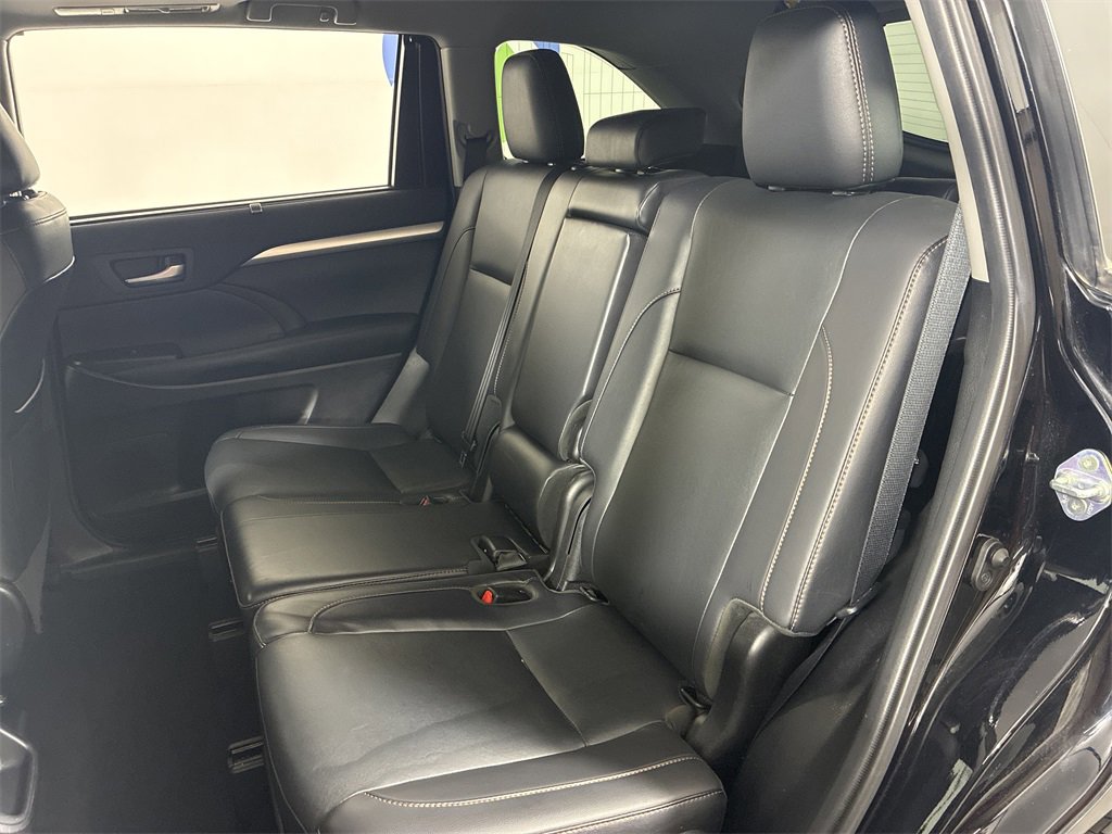 Used 2019 Toyota Highlander XLE image 29