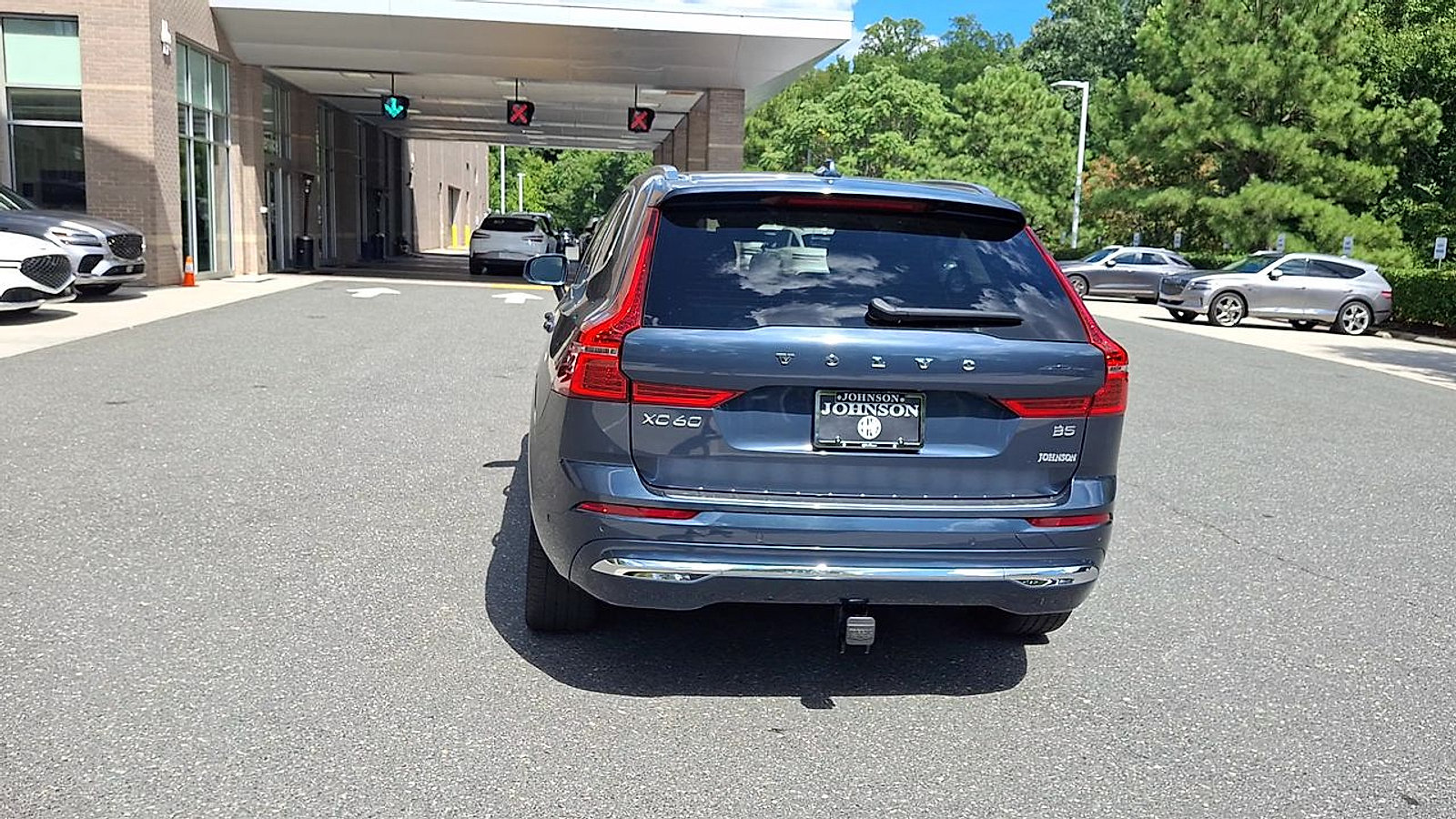 Used 2022 Volvo XC60 B5 Inscription w/ Advanced Package FWD image 3