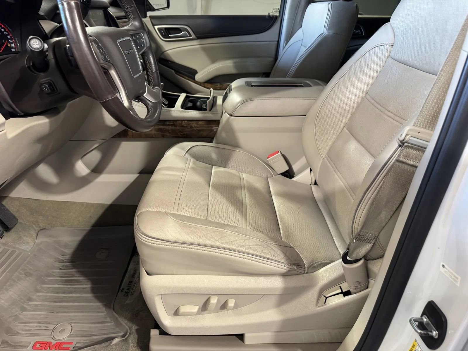 Used 2016 GMC Yukon Denali w/ Open Road Package AWD/4WD image 12