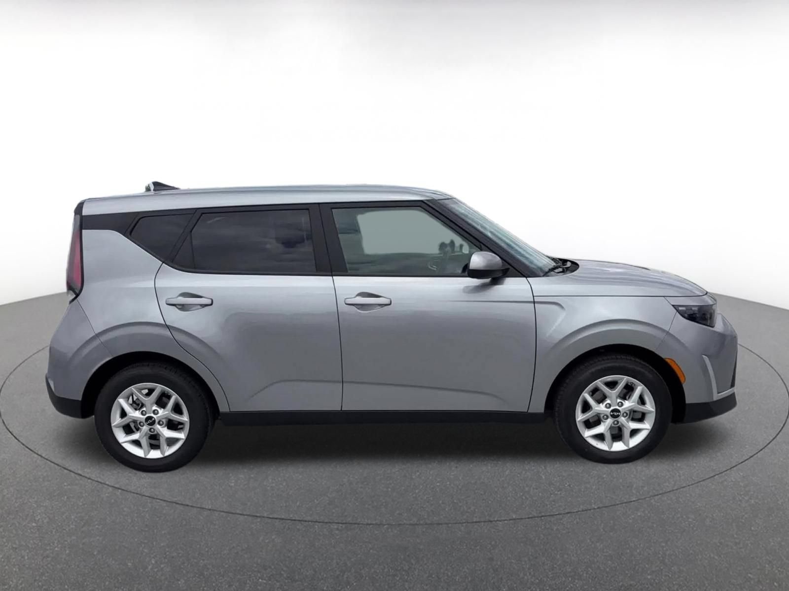 Used 2025 Kia Soul LX w/ LX Technology Package FWD image 16