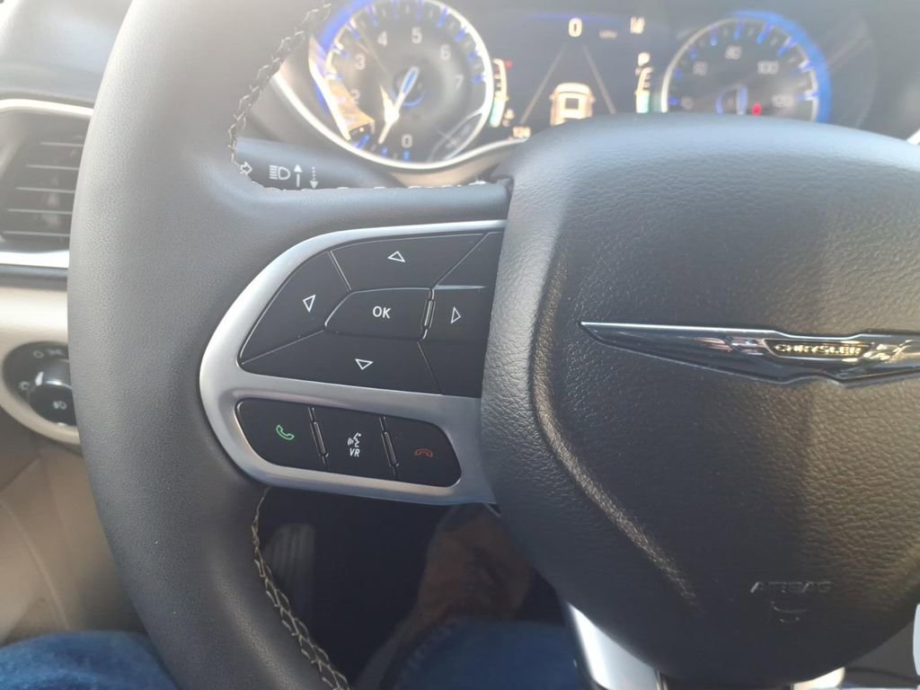 Used 2024 Chrysler Pacifica Touring-L image 15