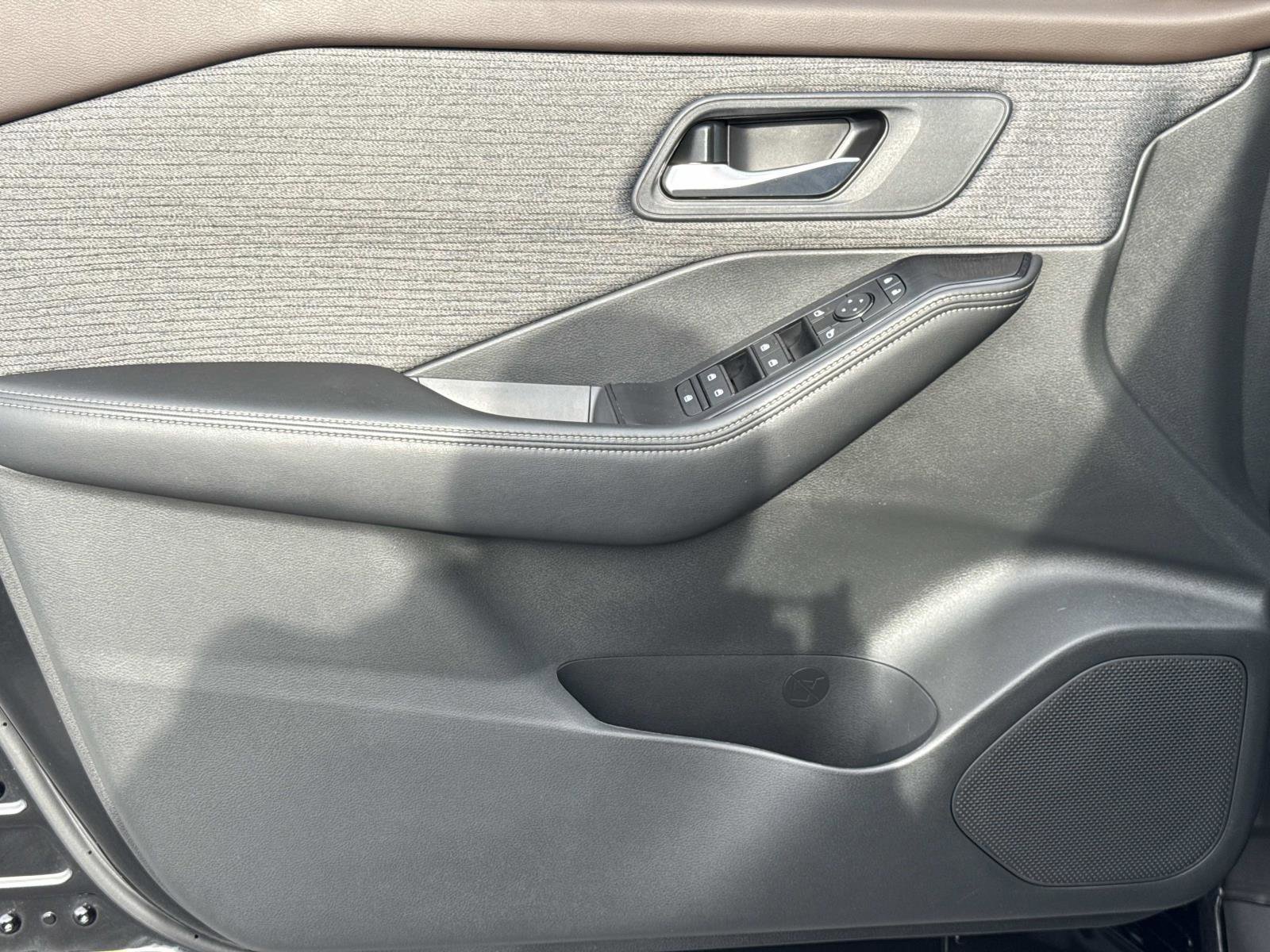 Used 2023 Nissan Rogue SV image 17