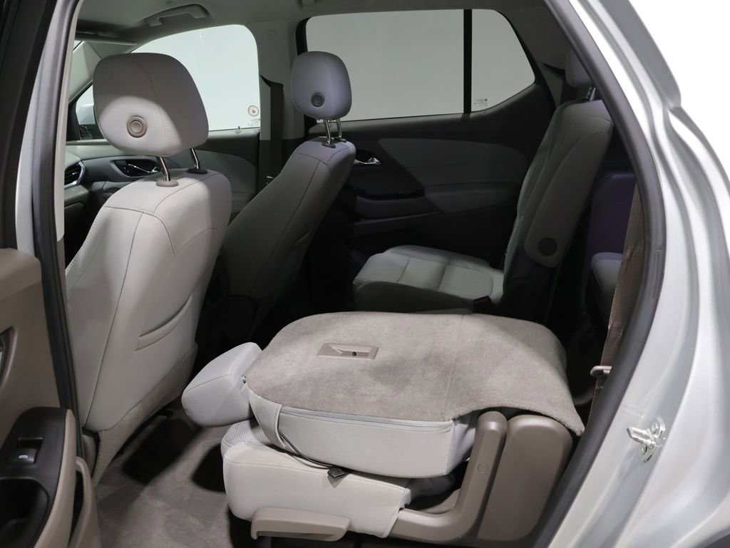 Used 2020 Chevrolet Traverse LT image 18