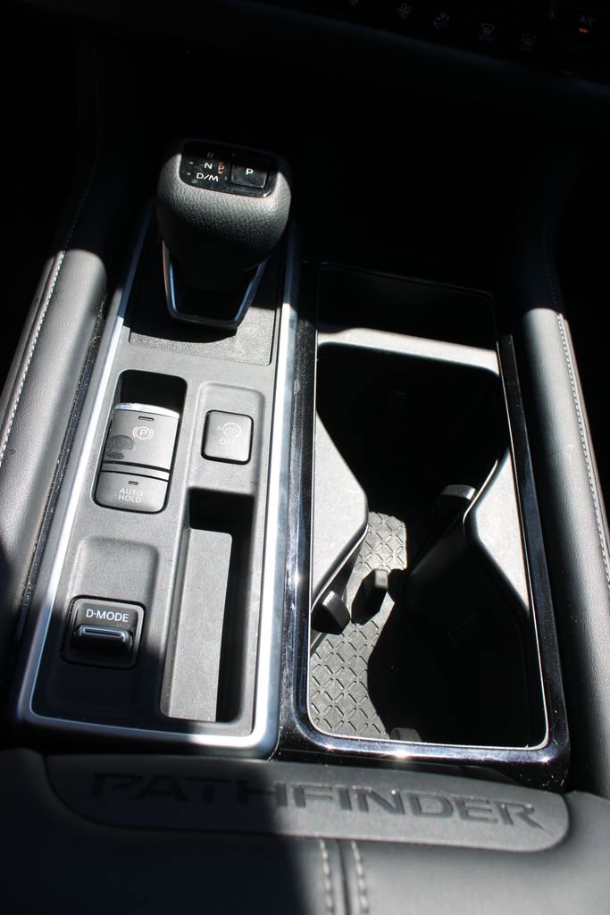 Used 2025 Nissan Pathfinder SL image 43