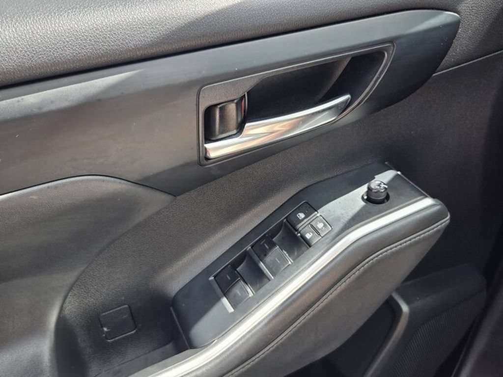 Used 2022 Toyota Highlander XLE FWD image 32