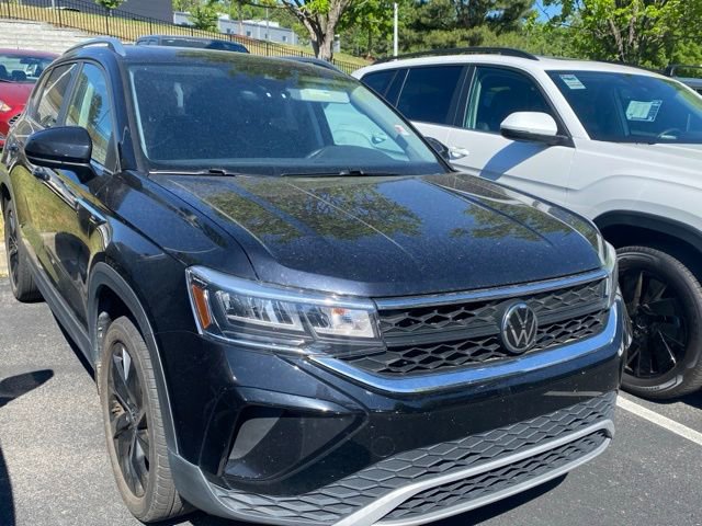 Used 2023 Volkswagen Taos SE w/ Panoramic Sunroof Package FWD image 1