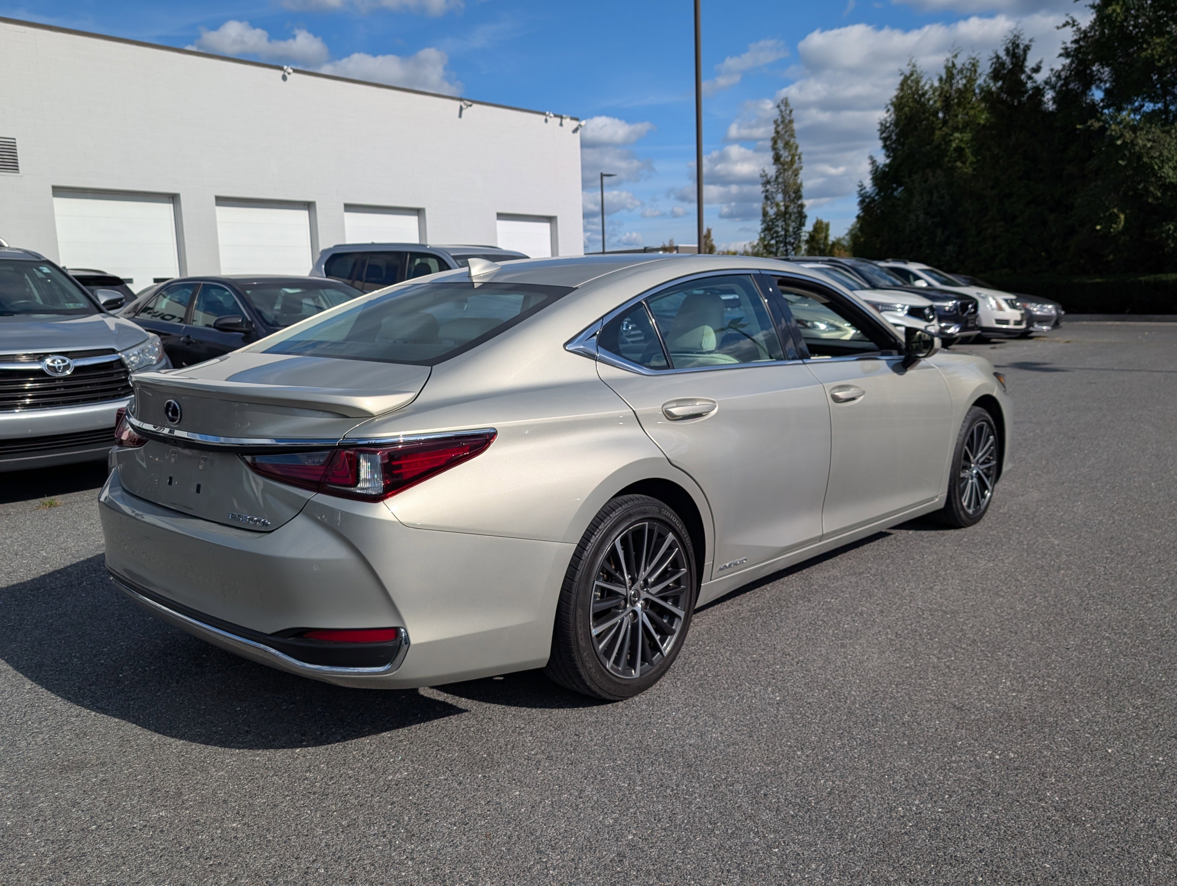 Certified 2022 Lexus ES 300h w/ Premium Package image 3