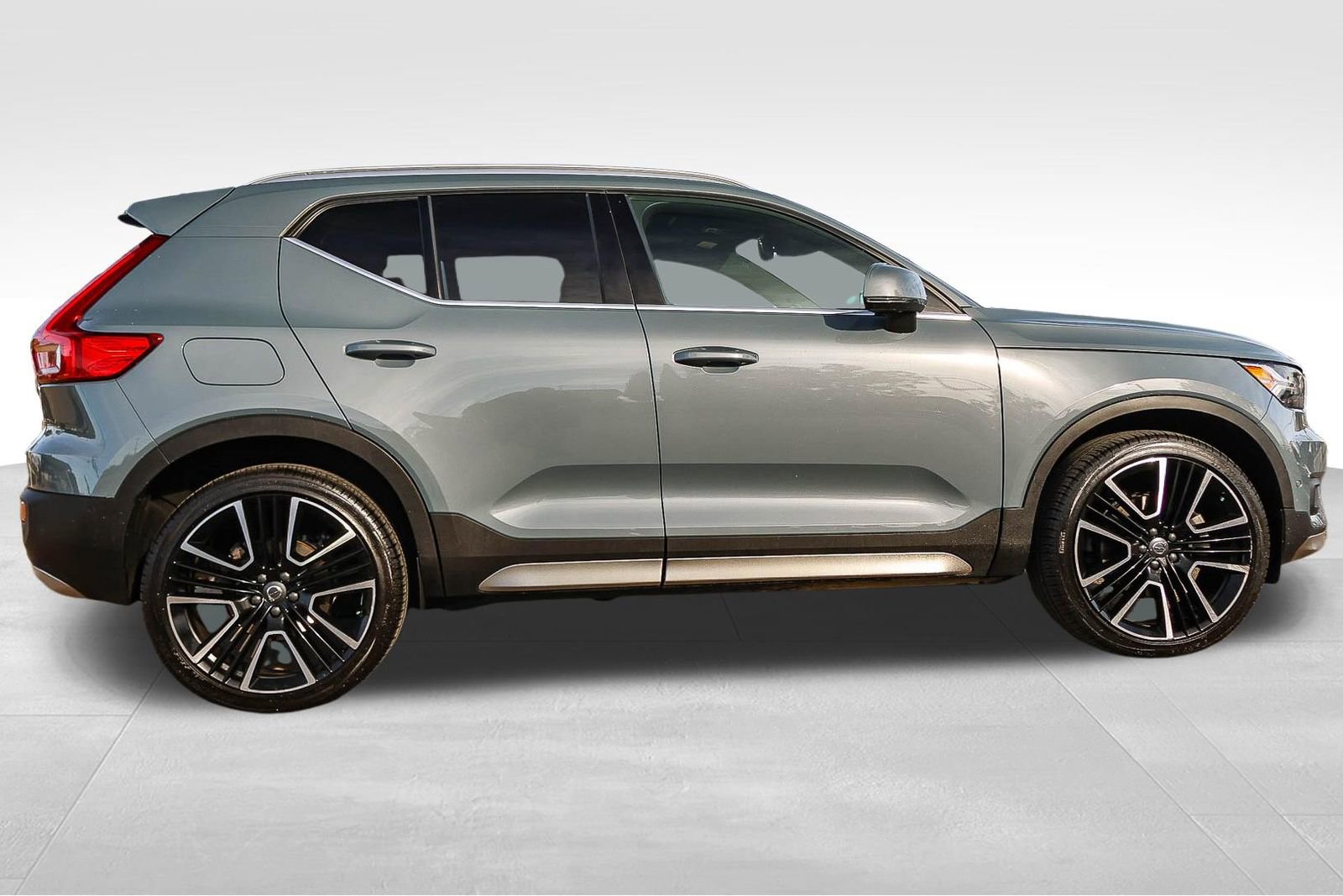 Used 2022 Volvo XC40 T5 Inscription w/ Advanced Package image 4