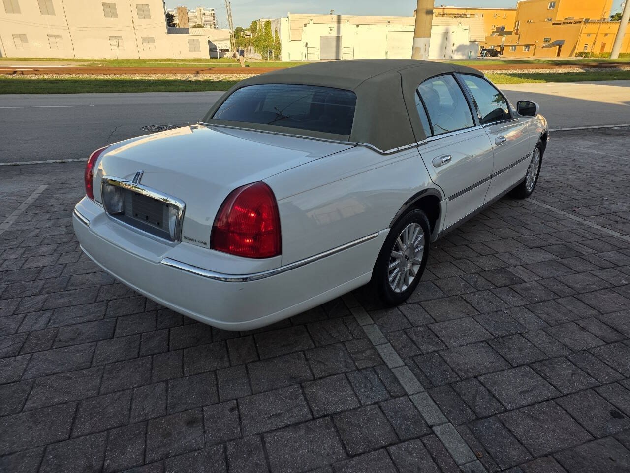 Used 2003 Lincoln Town Car Executive RWD image 4