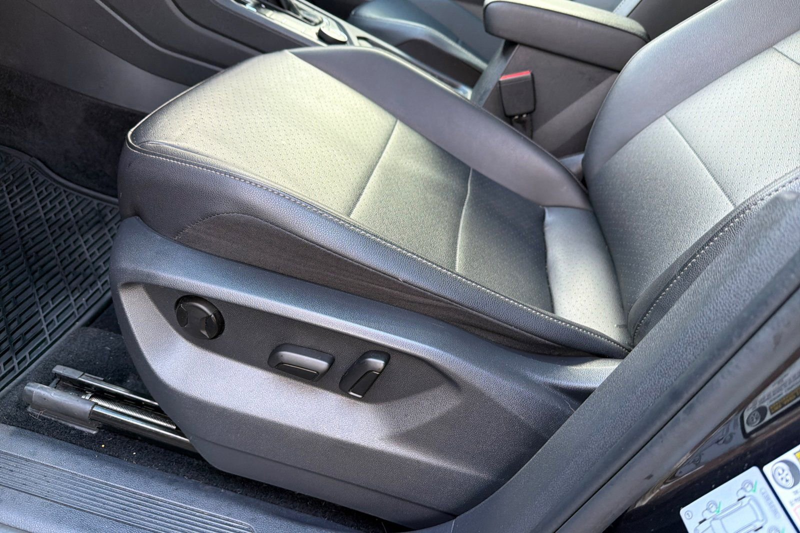 Used 2020 Volkswagen Tiguan SE w/ Panoramic Sunroof Package image 12