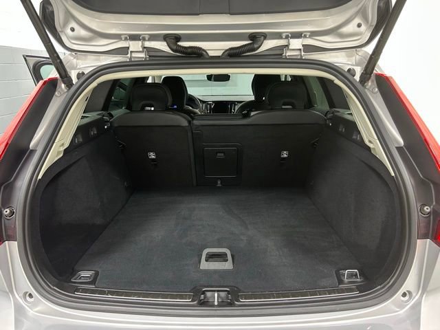 Used 2025 Volvo V60 B5 Cross Country Plus image 11