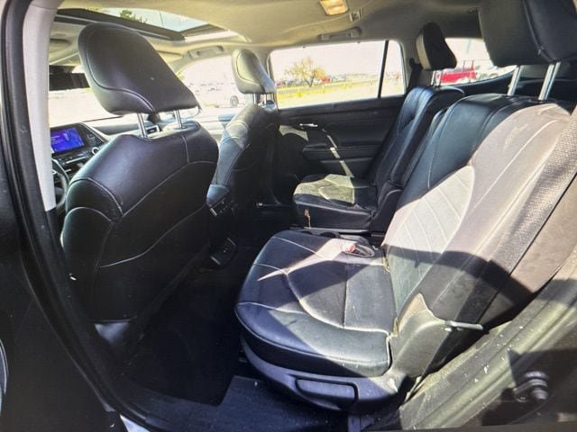 Used 2023 Toyota Highlander XLE FWD image 11
