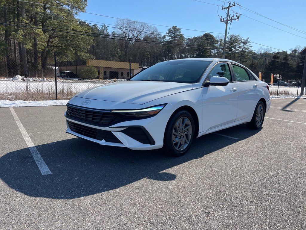 Used 2024 Hyundai Elantra SEL image 2