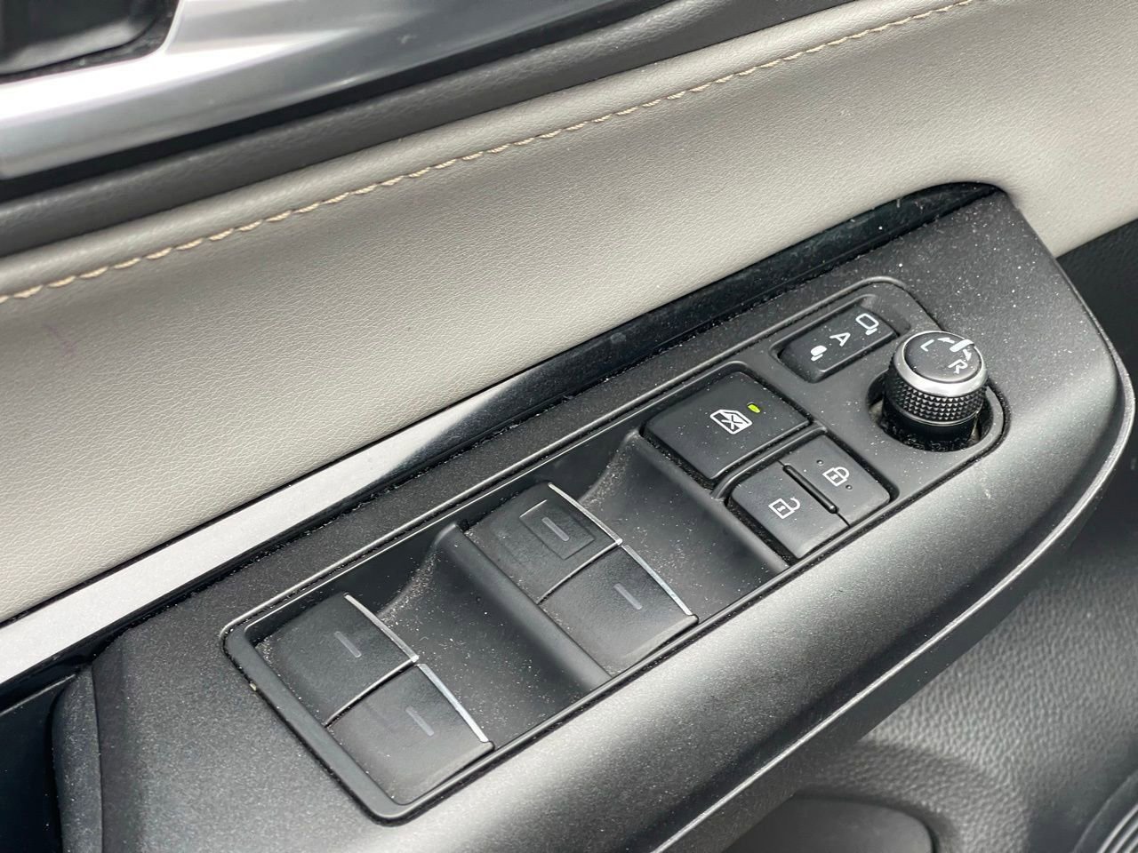 Used 2021 Toyota Venza LE w/ Carpet Mat Package (TMS) AWD/4WD image 8