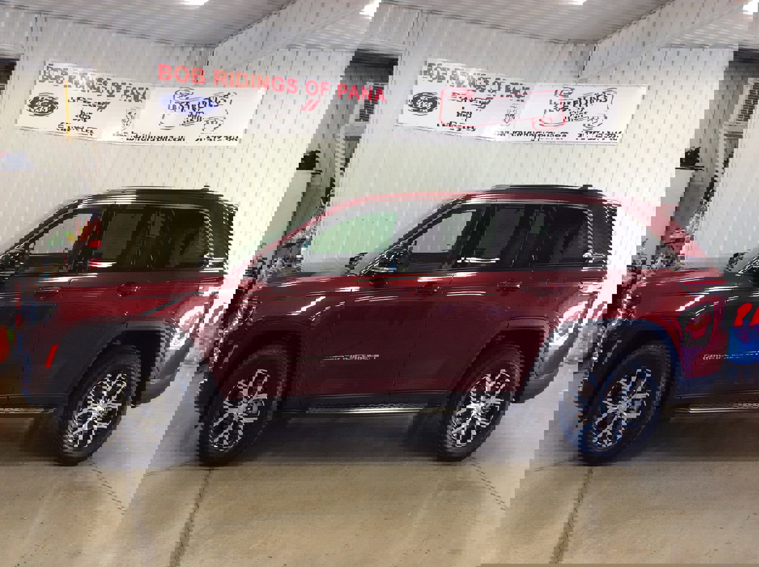 Used 2024 Jeep Grand Cherokee Limited image 2