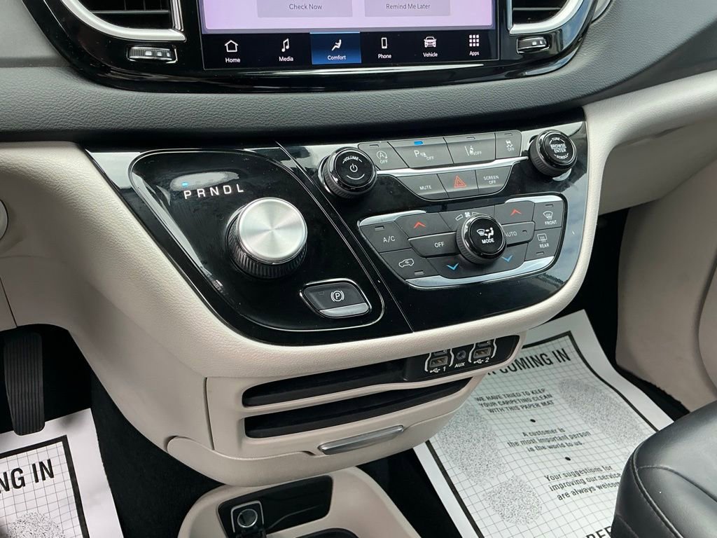Used 2023 Chrysler Pacifica Touring-L image 32