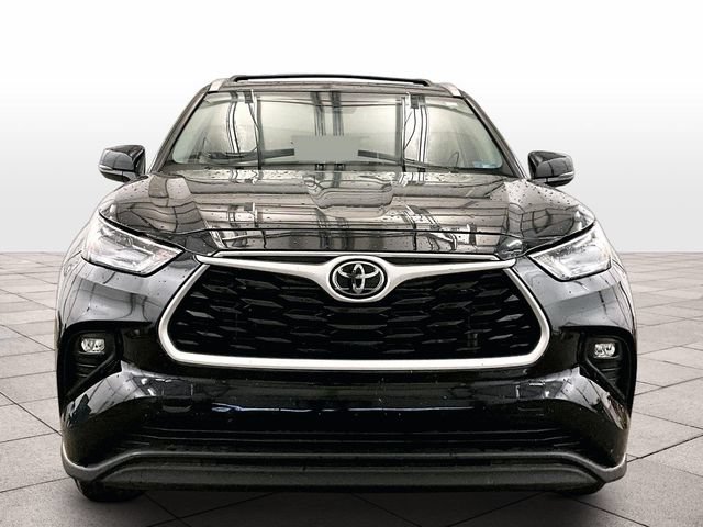 Used 2022 Toyota Highlander XLE AWD/4WD image 3