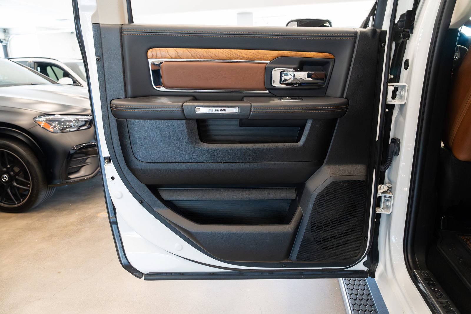 Used 2015 RAM 3500 Laramie Longhorn AWD/4WD image 23