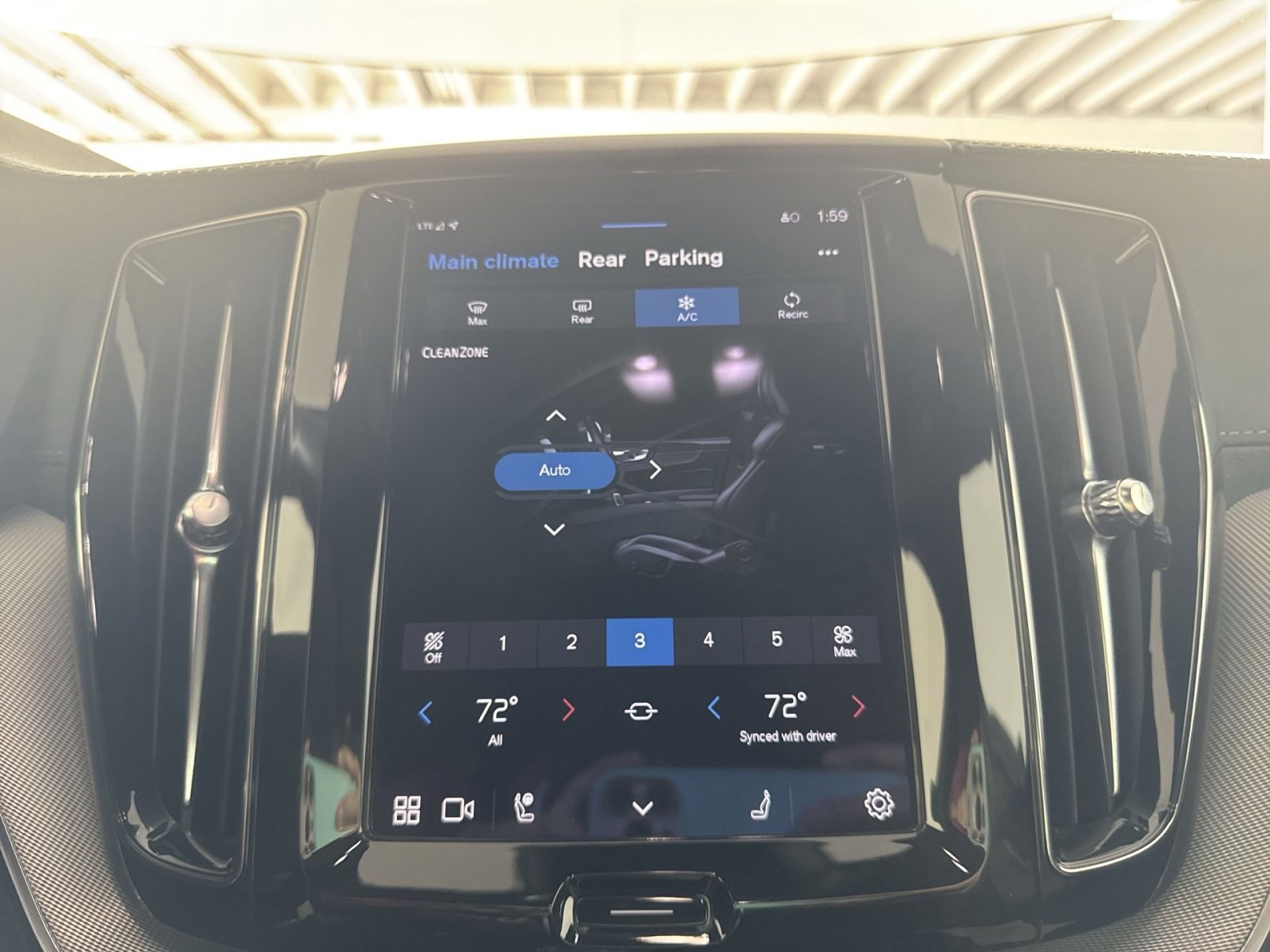 Used 2023 Volvo XC60 B5 Ultimate w/ Climate Package image 21