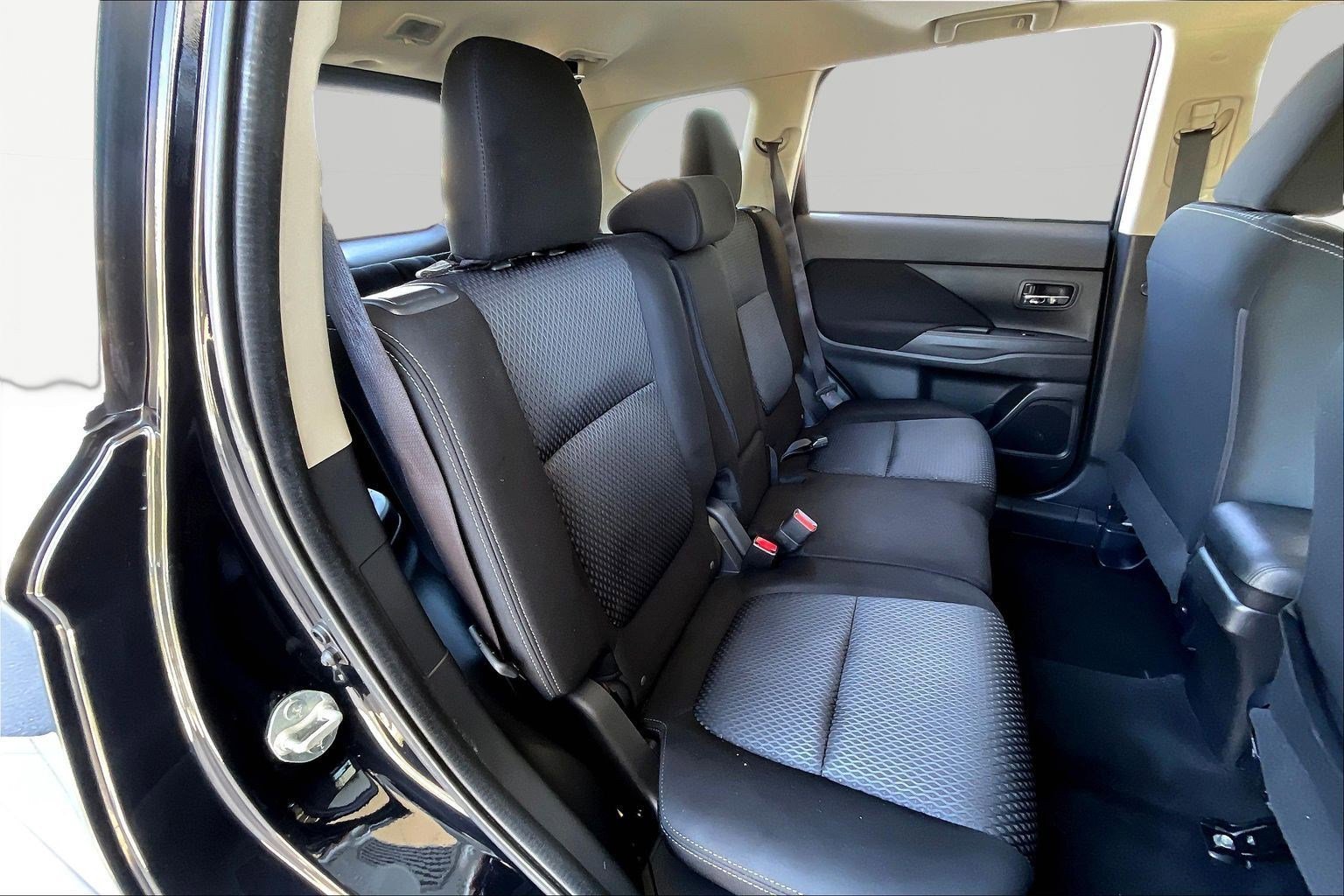 Used 2017 Mitsubishi Outlander SE image 23