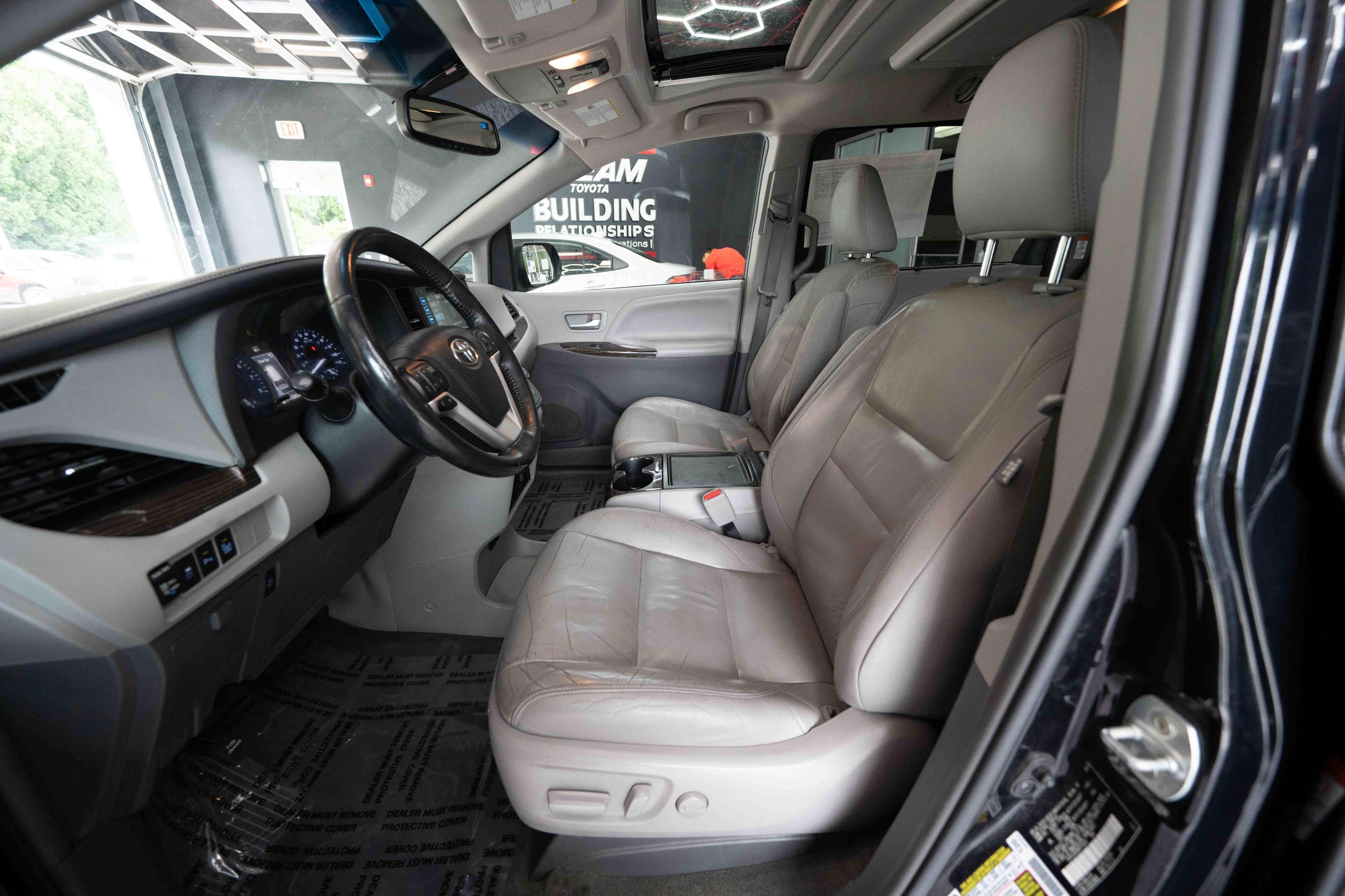 Used 2017 Toyota Sienna XLE Premium FWD image 9