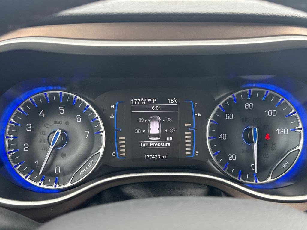 Used 2017 Chrysler Pacifica Touring-L w/ Tire & Wheel Group FWD image 28