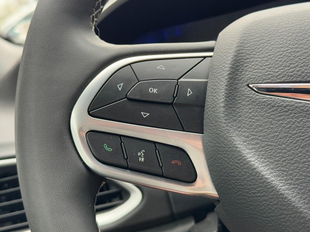 Used 2025 Chrysler Pacifica Select image 21