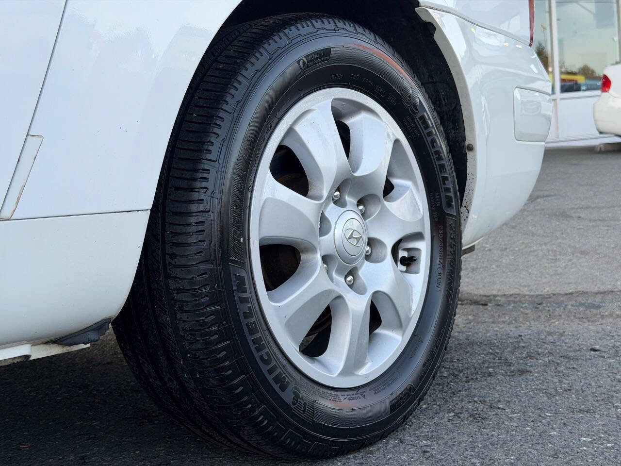 Used 2007 Hyundai Entourage GLS image 3