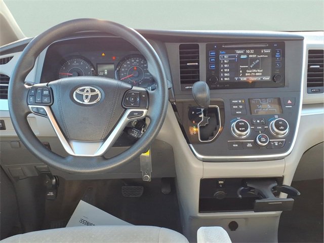 Used 2017 Toyota Sienna LE image 5