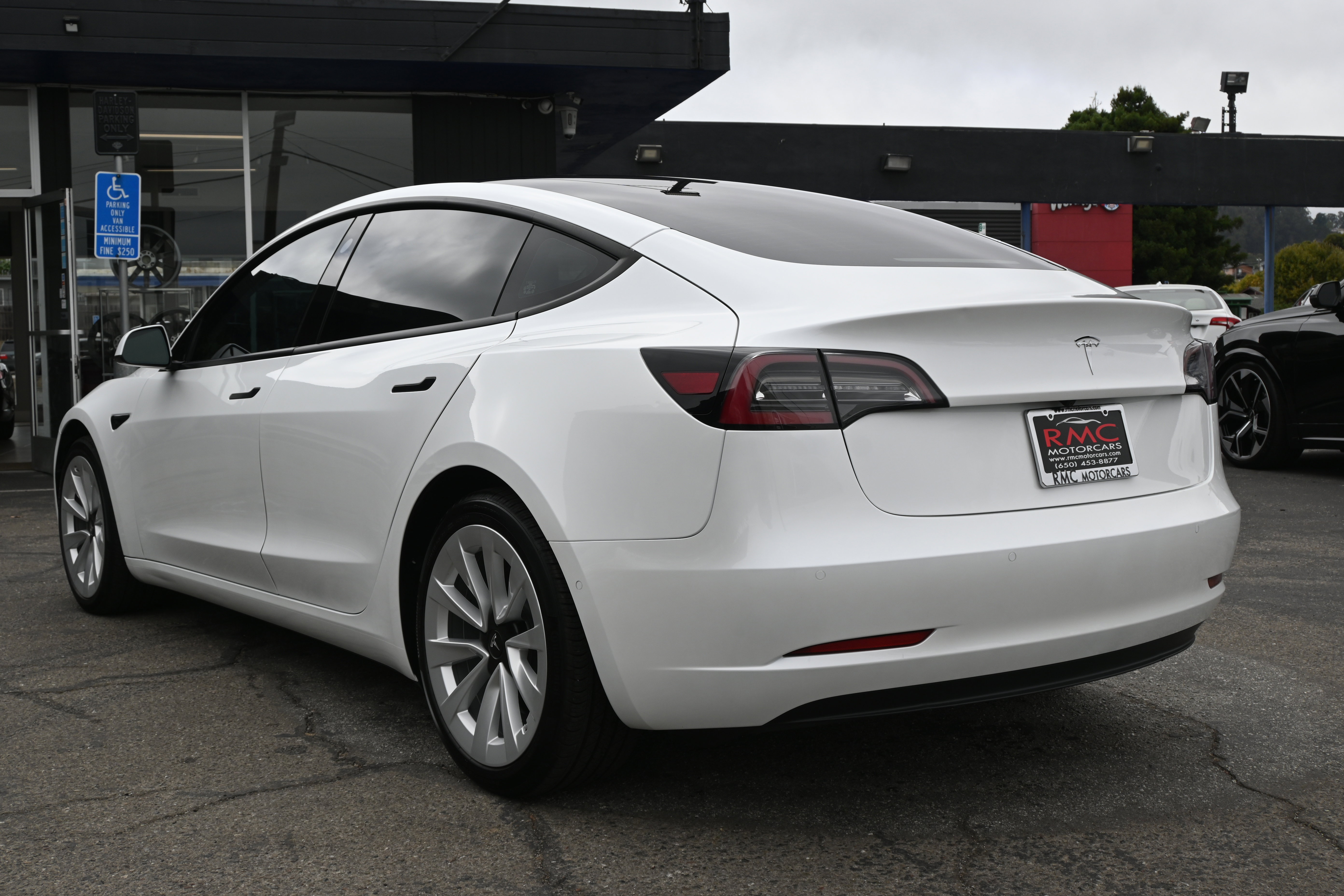 Used 2022 Tesla Model 3 Standard Range image 3