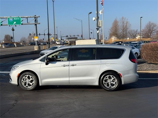 Used 2024 Chrysler Pacifica Limited image 2
