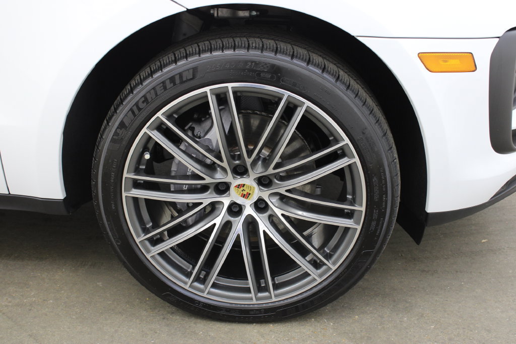 Certified 2024 Porsche Macan AWD/4WD image 15