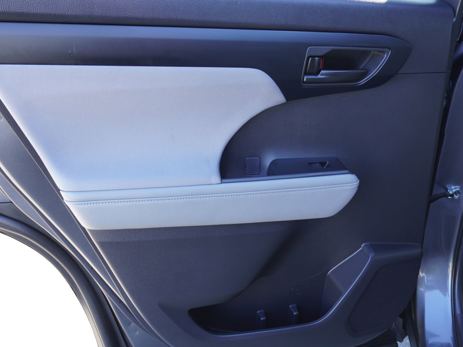 Used 2024 Toyota Highlander LE image 12