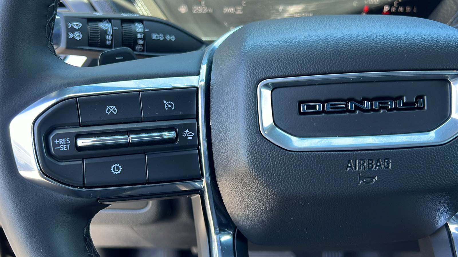 Certified 2025 GMC Yukon XL Denali AWD/4WD image 30